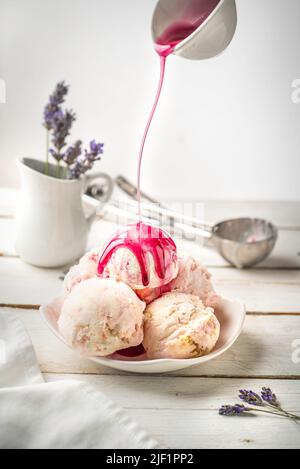 Misurini per gelato al Berry con laccio di bacche rosse Foto Stock