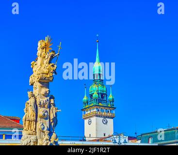 La colonna della Santissima Trinità (Sloup Nejsvetejsi Trojice) e la Torre del Municipio di Brno, Repubblica Ceca Foto Stock