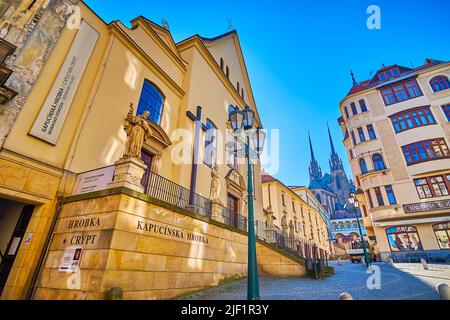 BRNO, REPUBBLICA CECA - 10 MARZO 2022: La facciata della Chiesa del ritrovamento della Santa Croce e l'ingresso alla cripta della Tomba Cappuccina, il 10 marzo a B. Foto Stock