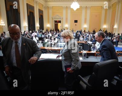 Il presidente, il rappresentante degli Stati Uniti Bennie Thompson (democratico del Mississippi), il rappresentante degli Stati Uniti Zoe Lofgren (democratico della California) e il rappresentante degli Stati Uniti Adam Schiff (democratico della California) lasciano una pausa durante l'audizione della Commissione di selezione della Camera per indagare sull'attacco del 6th gennaio al Campidoglio degli Stati Uniti, a Washington, DC, Il 28 giugno 2022. Credit: Mandel Ngan/Pool via CNP /MediaPunch Foto Stock