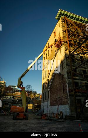 La struttura in acciaio sorregge la facciata di un vecchio edificio prima della ristrutturazione a Halifax, Nuova Scozia, Canada. Foto Stock