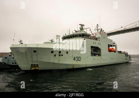 La nave Artico e di pattuglia offshore della Royal Canadian Navy (APOV) HMCS Harry Dewolfe ritorna a Halifax dopo aver circumnavigato il Nord America. Foto Stock