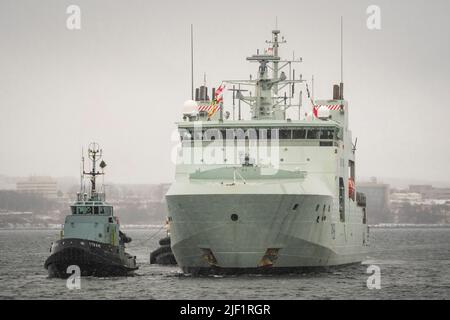 La nave Artico e di pattuglia offshore della Royal Canadian Navy (APOV) HMCS Harry Dewolfe ritorna a Halifax dopo aver circumnavigato il Nord America. Foto Stock