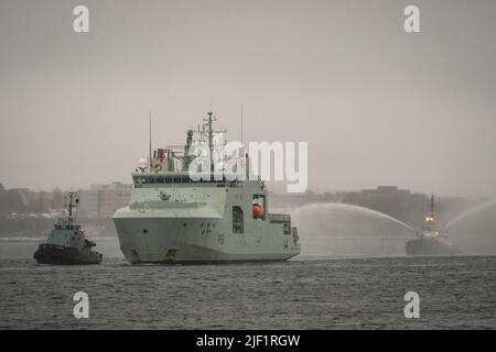 La nave Artico e di pattuglia offshore della Royal Canadian Navy (APOV) HMCS Harry Dewolfe ritorna a Halifax dopo aver circumnavigato il Nord America. Foto Stock