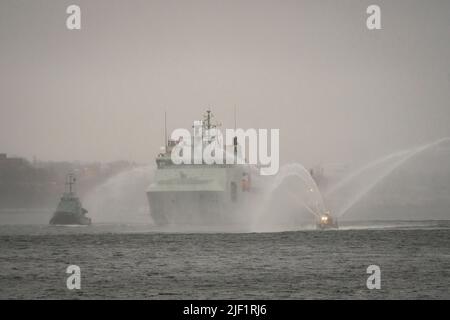 La nave Artico e di pattuglia offshore della Royal Canadian Navy (APOV) HMCS Harry Dewolfe ritorna a Halifax dopo aver circumnavigato il Nord America. Foto Stock