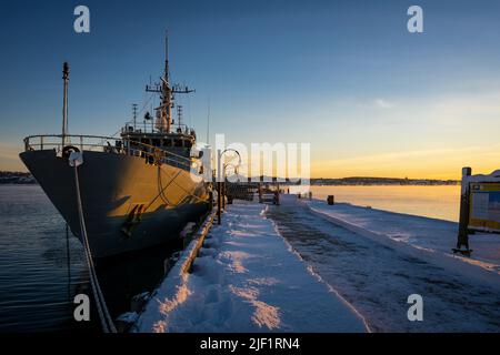 A Natale, il minesweeper HMCS Kingston accanto a un molo innevato. Foto Stock