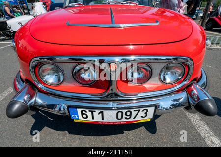 Ostrava, Czechia - 06.05.2022: Basso angolo largo verticale colpo frontale di rosso Tatra 603 auto veterana. Persone che ammirano auto retrò durante il rallye veterano Foto Stock