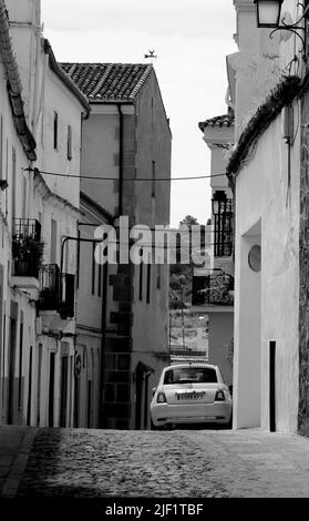 Vista lungo una stretta strada laterale a Caceres, Spagna Foto Stock