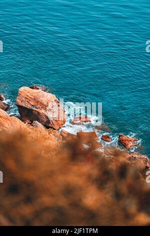 Uno scatto verticale di bella costa rocciosa Foto Stock