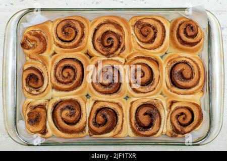 Dolci alla cannella fatti in casa. Panini appena cotti in un piatto. Vista dall'alto Foto Stock