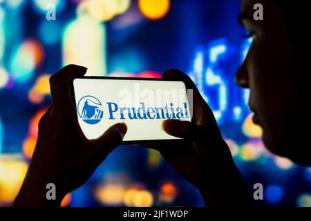 Brasile. 28th giugno 2022. In questa illustrazione fotografica, una donna con silhouette tiene uno smartphone con il logo Prudential Financial visualizzato sullo schermo. (Credit Image: © Rafael Henrique/SOPA Images via ZUMA Press Wire) Foto Stock