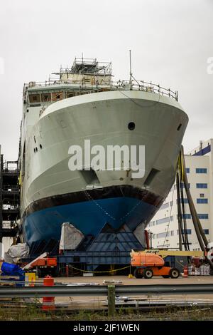 La nave Arctic & Offshore Patrol (AOPV) HMCS Max Bernays della Royal Canadian Navy sulla terraferma presso il cantiere navale di Halifax, Nova Scotia, Canada. Foto Stock