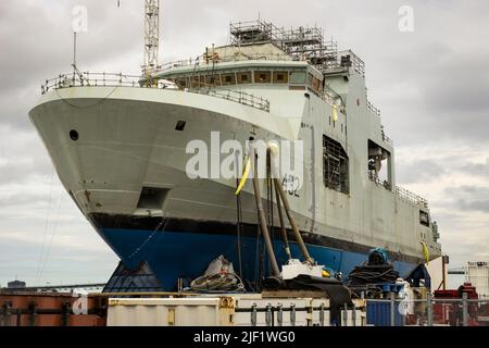 La nave Arctic & Offshore Patrol (AOPV) HMCS Max Bernays della Royal Canadian Navy sulla terraferma presso il cantiere navale di Halifax, Nova Scotia, Canada. Foto Stock