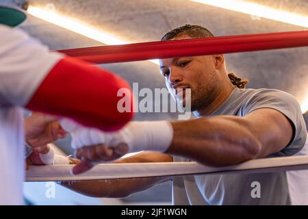 LONDRA, REGNO UNITO. 28th Giu, 2022. Durante Frankwarren presenta - Joe Joyce Media Workout alla palestra Secret Boxing Gym martedì 28 giugno 2022 a LONDRA (solo per uso editoriale, licenza richiesta per uso commerciale. Nessun utilizzo nelle scommesse, nei giochi o nelle pubblicazioni di un singolo club/campionato/giocatore.) Credit: Taka G Wu/Alamy Live News Foto Stock