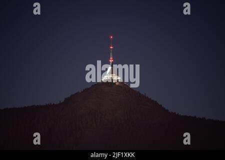 Hotel di montagna in jested e trasmettitore di notte Foto Stock