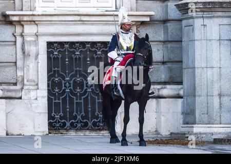 Madrid, Cracovia, Spagna. 28th giugno 2022. Una guardia su un hors è visto di fronte al Palazzo reale durante il vertice NATO a Madrid, Spagna il 28 giugno 2022. (Credit Image: © Beata Zawrzel/ZUMA Press Wire) Foto Stock