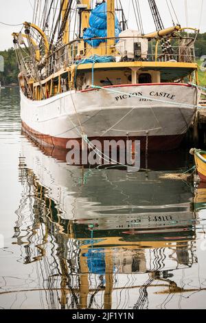 Barque in acciaio-hulled Picton Castello accanto a un molo a Lunenburg, Nuova Scozia, Canada. Foto Stock