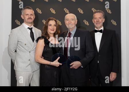 (Da sinistra a destra) CEO della BFI ben Roberts, Barbara Broccoli, Michael G. Wilson e Presidente della BFI Tim Richards partecipano alla cena della BFI Chair al Claridge's di Londra. Data foto: Martedì 28 giugno 2022. Foto Stock