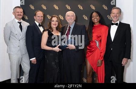 (Da sinistra a destra) CEO della BFI ben Roberts, Ralph Fiennes, Barbara Broccoli, Michael G. Wilson, Naomie Harris e Presidente della BFI Tim Richards partecipano alla cena della BFI Chair al Claridge's di Londra. Data foto: Martedì 28 giugno 2022. Foto Stock