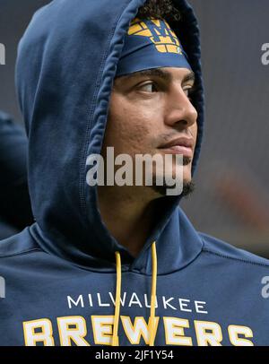 San Pietroburgo, Stati Uniti. 28th giugno 2022. Milwaukee Brewers infielder Willy Adames guarda i raggi della baia di Tampa prendere pratica di batting al campo Tropicana a St. Petersburg, Florida martedì 28 giugno 2022. Foto di Steve Nesius/UPI Credit: UPI/Alamy Live News Foto Stock