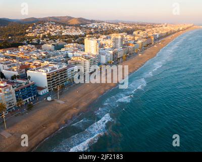 Vista panoramica aerea della costa di Calafell con vista su blocchi di appartamenti Foto Stock