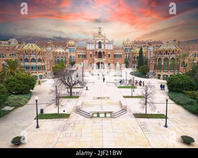 Barcellona, Spagna - 11 marzo 2022: Paesaggio con tramonto drammatico all'Ospedale Sant Pau Foto Stock