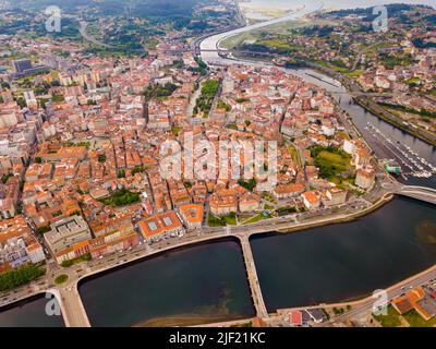 Pontevedra paesaggio urbano con moderni edifici di appartamenti e baia di mare Foto Stock