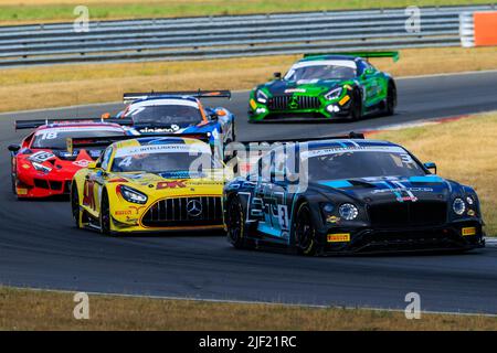 Snetterton, Inghilterra. 26 giugno 2022. Gara 1 del campionato Intelligent Money British GT che si tiene a Snetterton, Norfolk, sono raffigurati i piloti Mark Sansom e Will Tregurtha in auto numero 3, l'Assetto Motorosport, Bentley Continental GT3 Credit: Mark Bullimore Photography 2022 Foto Stock