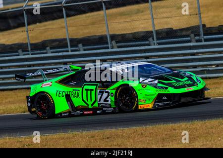 Snetterton, Inghilterra. 26 giugno 2022. Gara 1 del Campionato Intelligent Money British GT che si tiene a Snetterton, Norfolk, nella foto sono i piloti Adam Balon e Sandy Mitchell i auto numero 72, la Barwell Motorsport, Lamborghini Huracan GT3 Evo Credit: Mark Bullimore Photography 2022 Foto Stock