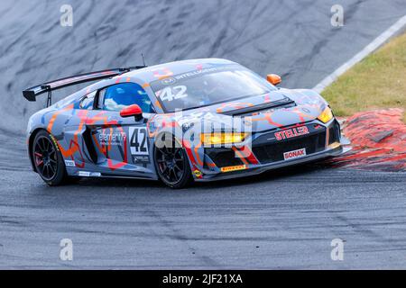 Snetterton, Inghilterra. 26 giugno 2022. Gara 1 del Campionato Intelligent Money British GT che si tiene a Snetterton, Norfolk, nella foto sono i piloti Richard Williams e Sennan Fielding in auto numero 42, il Newbridge Motorsport, Audi R8 LMS GT4 credito: Mark Bullivore Photography 2022 Foto Stock