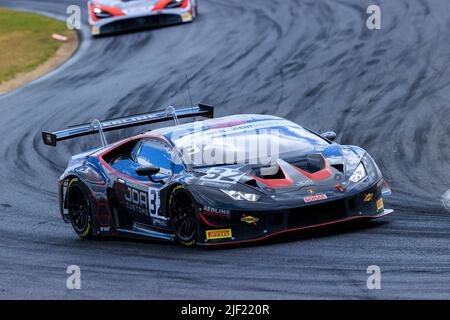 Snetterton, Inghilterra. 26 giugno 2022. Gara 1 del campionato Intelligent Money British GT che si tiene a Snetterton, Norfolk, sono raffigurati i piloti Alex Malykhin e James Dorlin in auto numero 32, la Redline Racing, Lamborghini Huracan GT3 EVO Credit: Mark Bullymore Photography 2022 Foto Stock