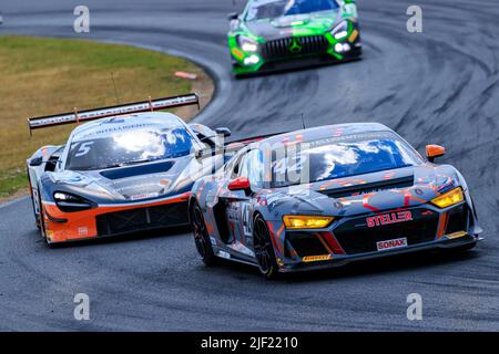 Snetterton, Inghilterra. 26 giugno 2022. Gara 1 del Campionato Intelligent Money British GT che si tiene a Snetterton, Norfolk, nella foto sono i piloti Richard Williams e Sennan Fielding in auto numero 42, il Newbridge Motorsport, Audi R8 LMS GT4 credito: Mark Bullivore Photography 2022 Foto Stock