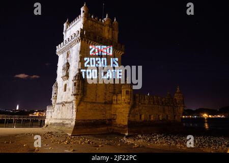 Lisbona, Portogallo. 28th GIU 2022. Ocean Rebellion proietta messaggi multipli a Torre de Belem durante la conferenza delle Nazioni Unite sull'Oceano a Lisbona. Credito: Joao Daniel Pereira Foto Stock