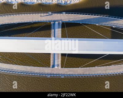 Fotografia aerea del ponte Iowa Women of Achievement, un ponte pedonale che attraversa il fiume Des Moines. Des Moines, Iowa, Stati Uniti. Foto Stock