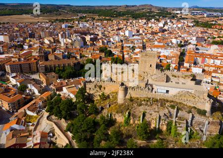 Vista aerea della città spagnola di Almansa con il castello sulla collina Foto Stock