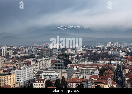 Lubiana: Vista panoramica sul centro della città, con montagne innevate sullo sfondo. Slovenia Foto Stock