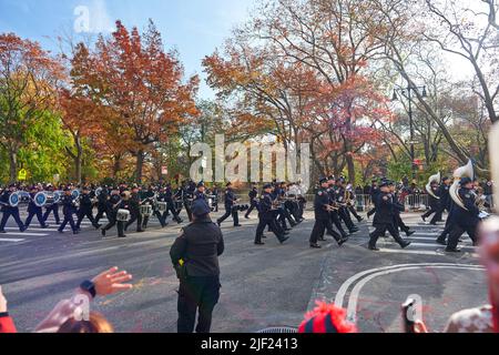 Manhattan, USA - 24. Novembre 2021: NYPD Police band marching e suonare musica durante Thanksgiving Parade a NYC. Sfilata di Macys. Festeggiamo Thanksgiv Foto Stock