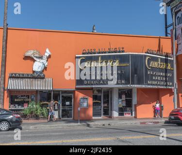 Los Angeles, CA, USA – 27 giugno 2022: Facciata del ristorante Canter's e specialità gastronomiche sul viale Fairfax di Los Angeles, California. Foto Stock