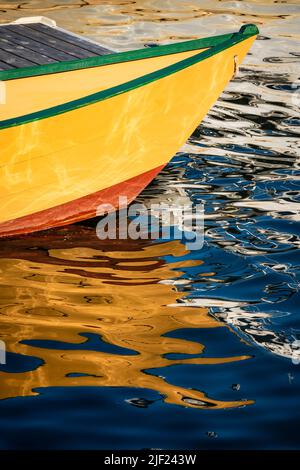 Dory canottaggio, tradizionalmente utilizzato per la pesca dagli scoiatori, sul lungomare di Lunenburg, Nuova Scozia. Foto Stock