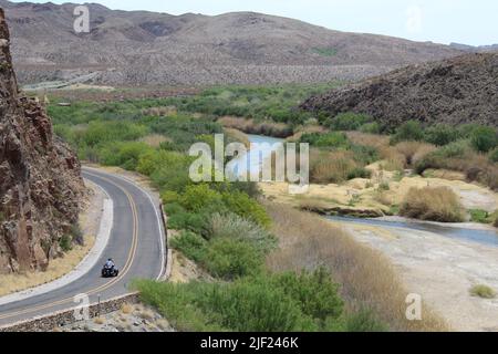 Moto a tre ruote lungo il Rio Grande River presso il Big Bend Ranch state Park in Texas Foto Stock