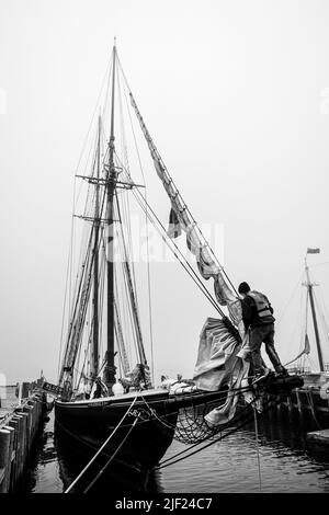 Formazione dei membri dell'equipaggio della goletta Bluenose II a Lunenburg, Nuova Scozia, Canada. Foto Stock