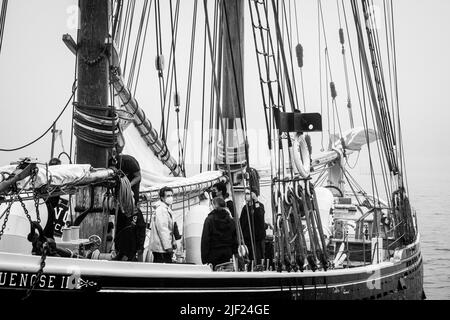 Formazione dei membri dell'equipaggio della goletta Bluenose II a Lunenburg, Nuova Scozia, Canada. Foto Stock