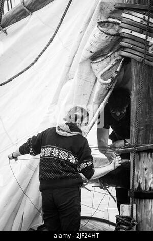 Formazione dei membri dell'equipaggio della goletta Bluenose II a Lunenburg, Nuova Scozia, Canada. Foto Stock