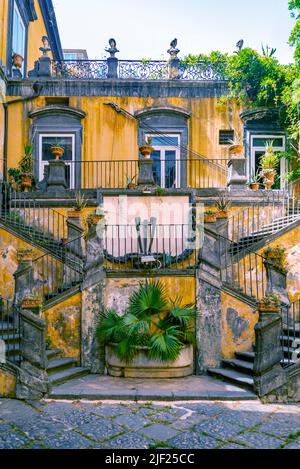 Le famose scale di Palazzo Marigliano, Napoli, Italia. Palazzo Marigliano è un palazzo storico in stile rinascimentale nel centro di Napoli. Foto Stock