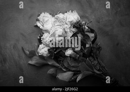 Una foto studio in bianco e nero di un bouquet di rose secche. Foto Stock