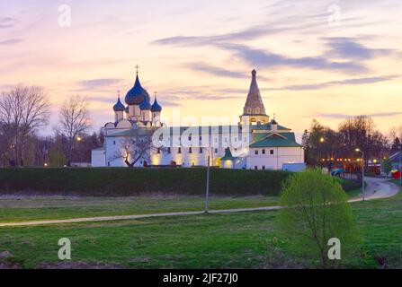 Panorama del Cremlino di Suzdal al mattino. Cupole della Cattedrale dell'Assunzione e campanili, architettura russa del XIII secolo. Russia, 20 Foto Stock