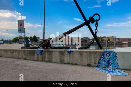 Ravenna, Italia: 10-04-2022: Splendidi edifici riflessi sulla darsena di Ravenna in una giornata di sole mattutina. Un molo è un'area coperta d'acqua per la quale viene utilizzata Foto Stock