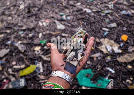 Mombasa, Kenya. 26th giugno 2022. Si vede una mano di un uomo che tiene pezzi di rifiuti di plastica raccolti alla riva nel centro storico di Lamu. L'inquinamento da attività umane ha avuto un impatto negativo sugli oceani. Il presidente keniota Uhuru Kenyatta nel suo discorso durante la conferenza oceanica in corso a Lisbona, il Portogallo ha affermato che l'inquinamento plastico sta falciando e contaminando almeno 700 specie di vita marina e ha chiesto un'azione globale urgente per proteggere i nostri oceani. La Conferenza sull'Oceano è organizzata congiuntamente dai governi del Portogallo e del Kenya. Credit: SOPA Images Limited/Alamy Live News Foto Stock