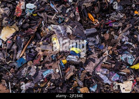 Mombasa, Kenya. 26th giugno 2022. Pezzi di rifiuti di plastica sono visti sulla riva del mare nella città vecchia di Lamu. L'inquinamento da attività umane ha avuto un impatto negativo sugli oceani. Il presidente keniota Uhuru Kenyatta nel suo discorso durante la conferenza oceanica in corso a Lisbona, il Portogallo ha affermato che l'inquinamento plastico sta falciando e contaminando almeno 700 specie di vita marina e ha chiesto un'azione globale urgente per proteggere i nostri oceani. La Conferenza sull'Oceano è organizzata congiuntamente dai governi del Portogallo e del Kenya. Credit: SOPA Images Limited/Alamy Live News Foto Stock