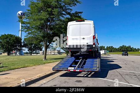 EMPORIA, KANSAS - 28 GIUGNO 2022 di recente costruzione presso lo stabilimento di assemblaggio Ford a Claycomo, Missouri un furgone commerciale Ford e-Transit è visto caricato su un camion di trasporto presso l'area di sosta Turnpike Rest fuori Emporia il 28 giugno 2022 Foto Stock